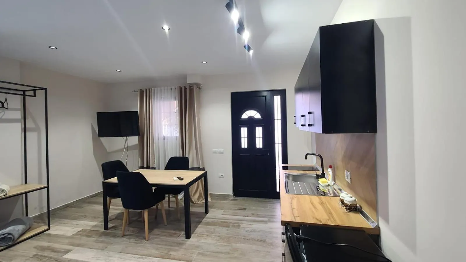 Guest House Tian & Hojz Durrës Villa
